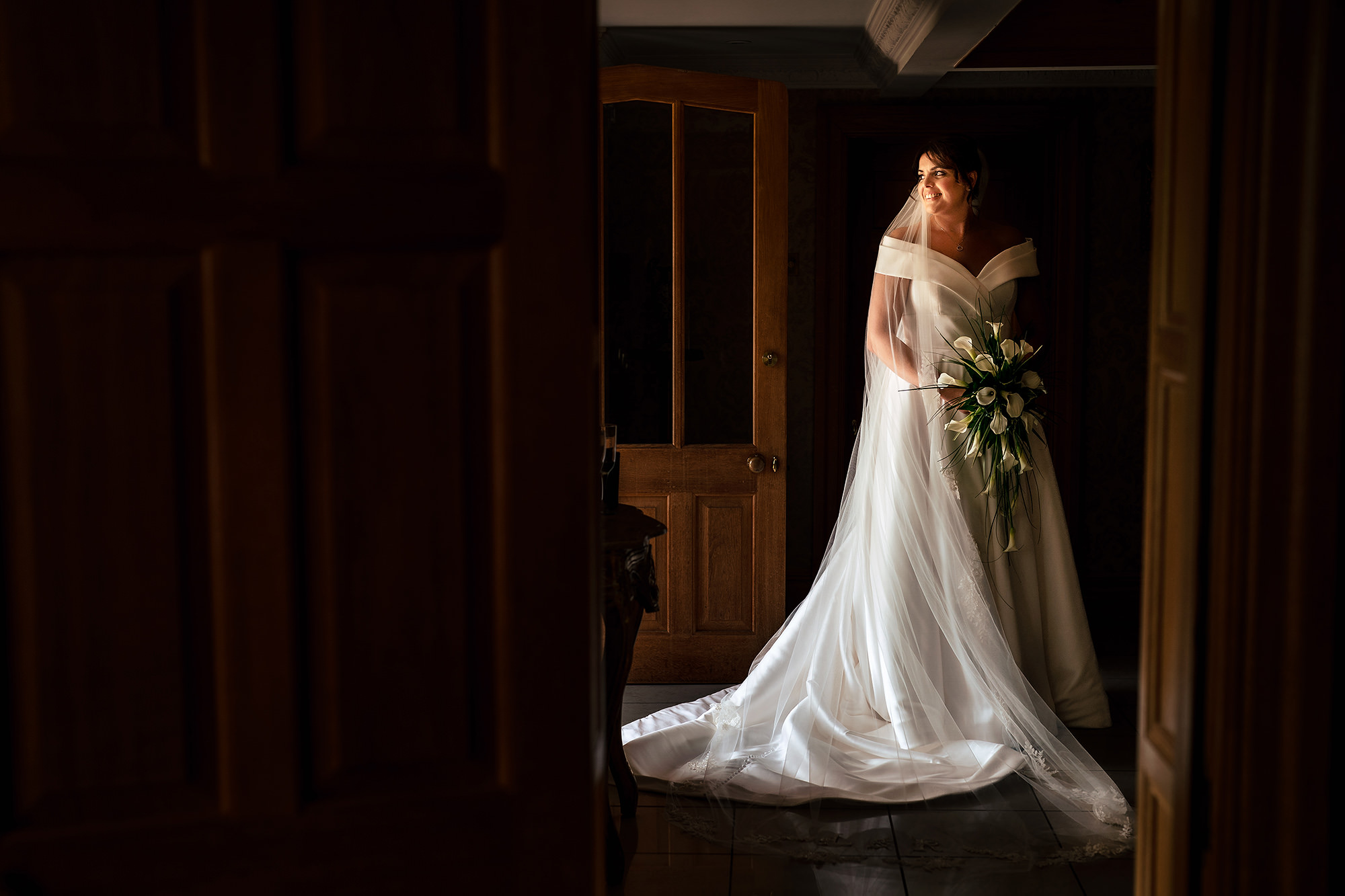 Laura ready with her veil in and bouquet in hand, Merrydale Manor wedding photographer