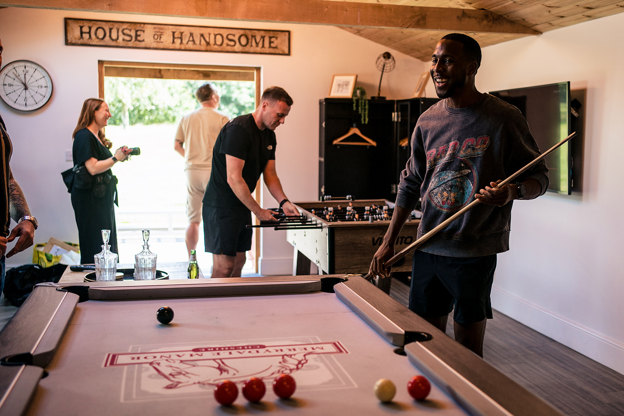 Ryan and his groomsmen playing pool in the Man Cave before the wedding, Merrydale Manor wedding photographer