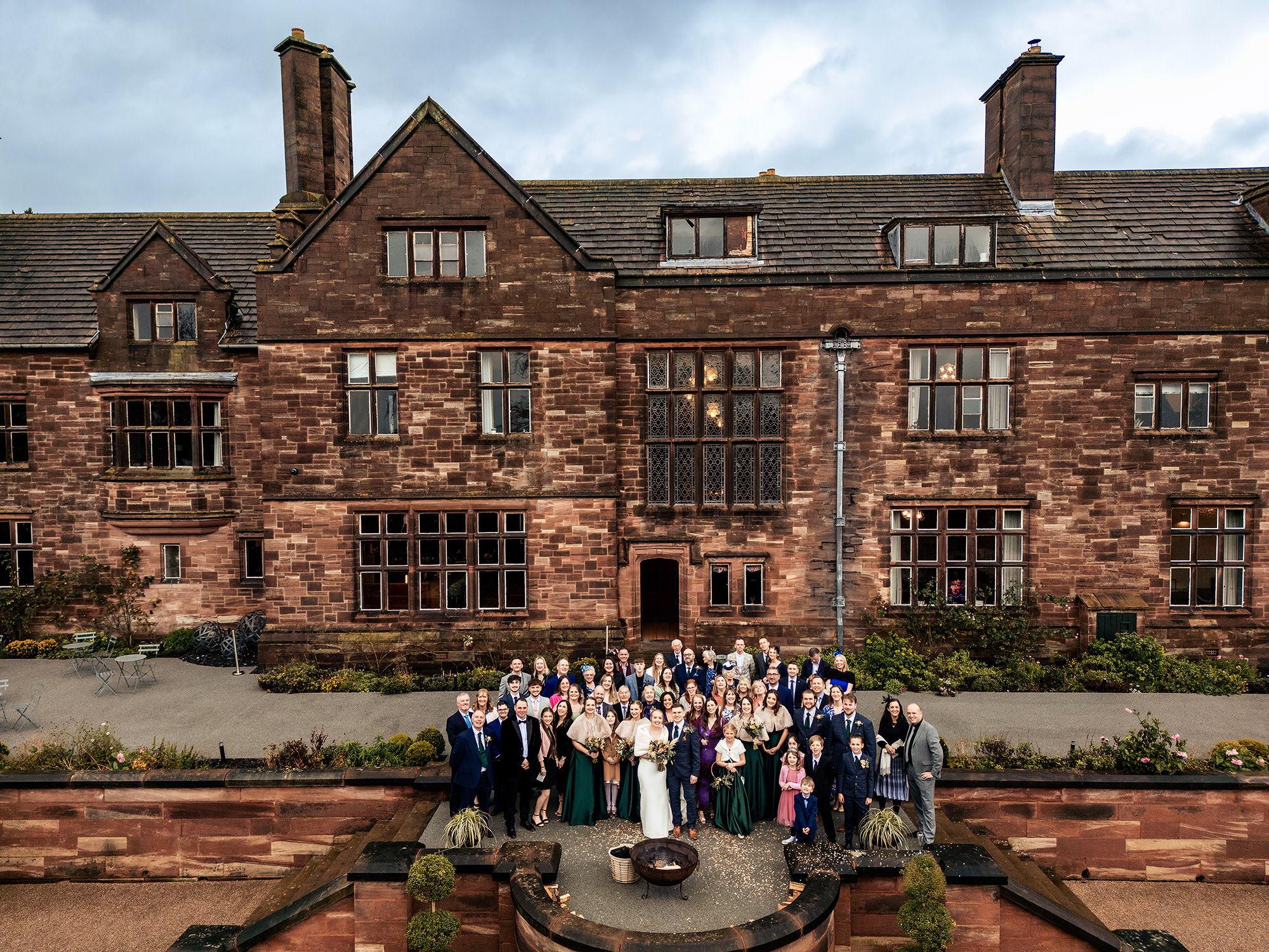 The full wedding party group photo on the Salt House lawn