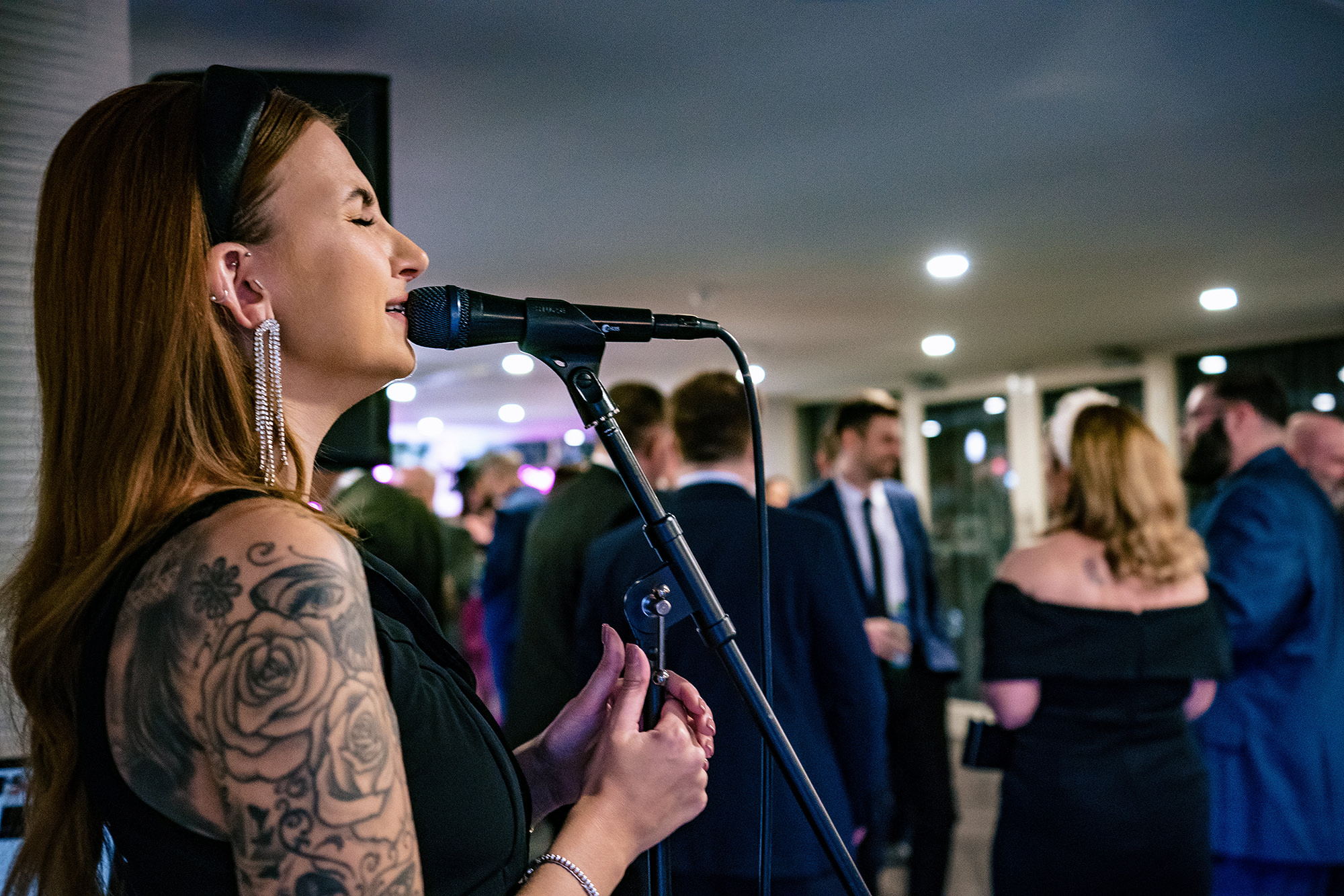 A singer performing for guests during the drinks reception at Merrydale Manor