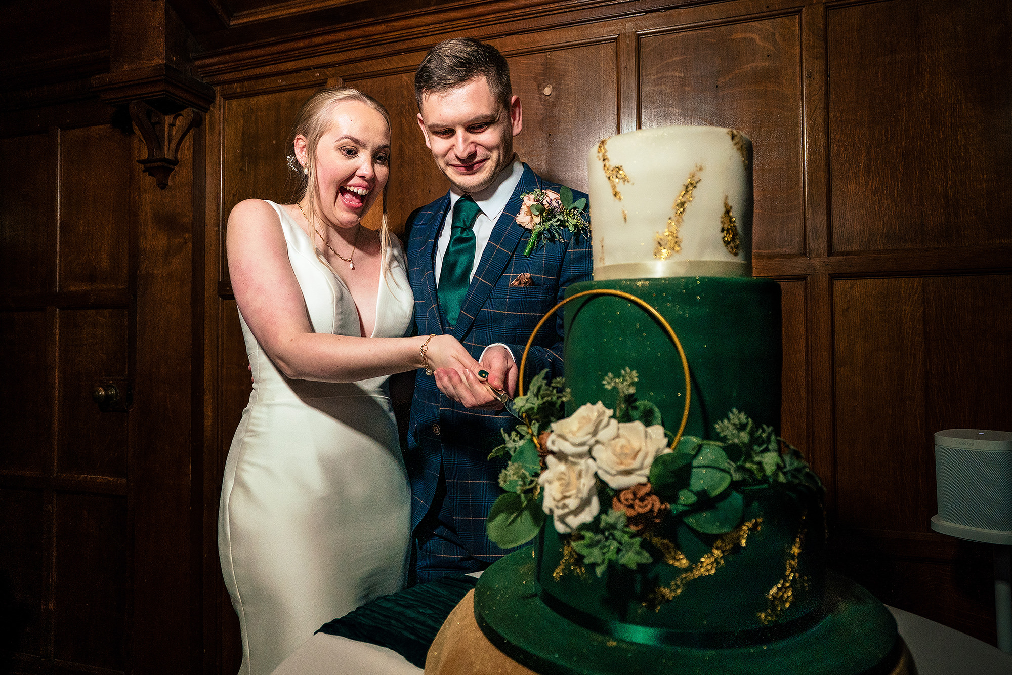 Chloe and Dan cutting their cake at Salt House