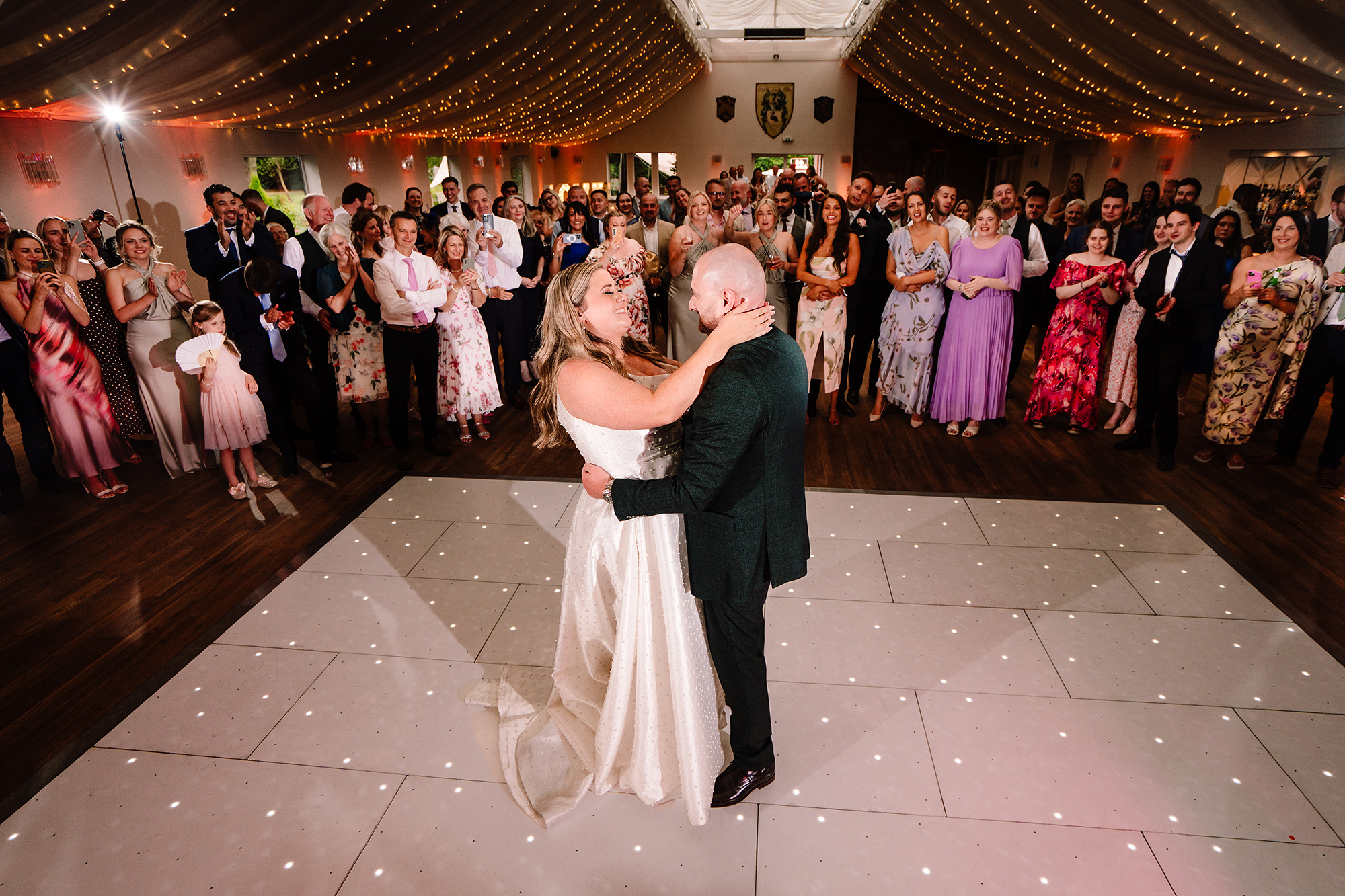 Guests singing along on the dancefloor during the evening party